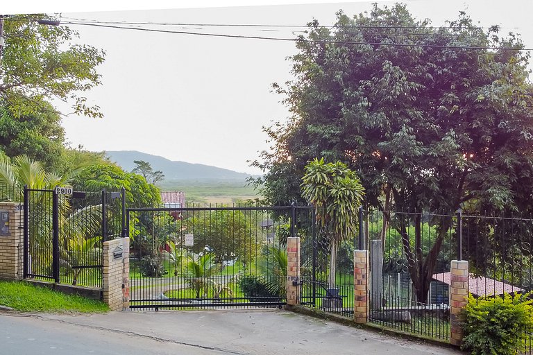 House with Pool in Floripa – 15 min from Jurerê