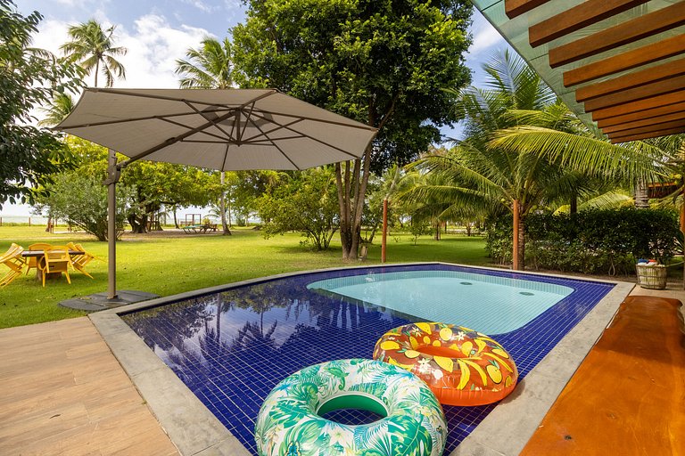 Exclusive Oceanfront Bungalow with Included Service — Eco Re