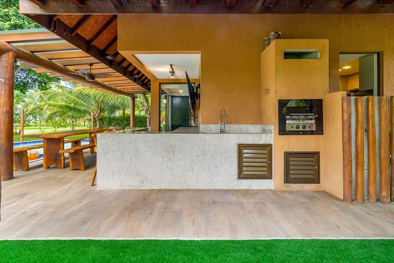 Exclusive Oceanfront Bungalow with Included Service — Eco Re