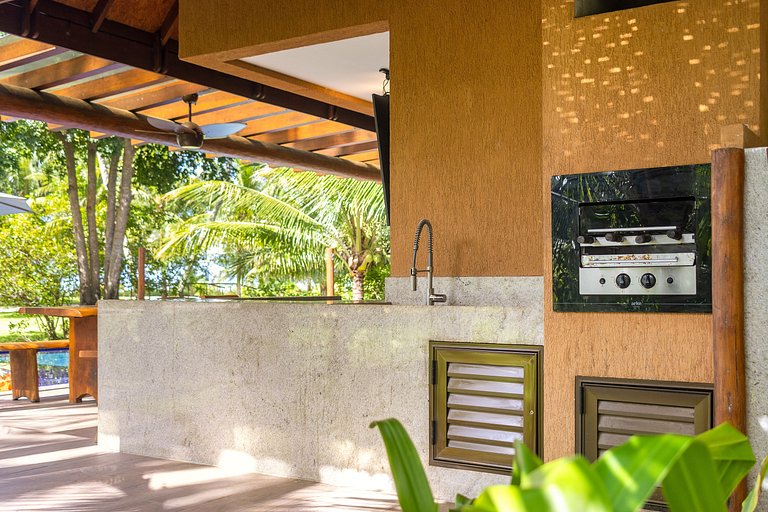 Exclusive Oceanfront Bungalow with Included Service — Eco Re