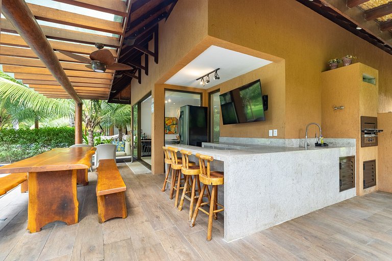 Exclusive Oceanfront Bungalow with Included Service — Eco Re