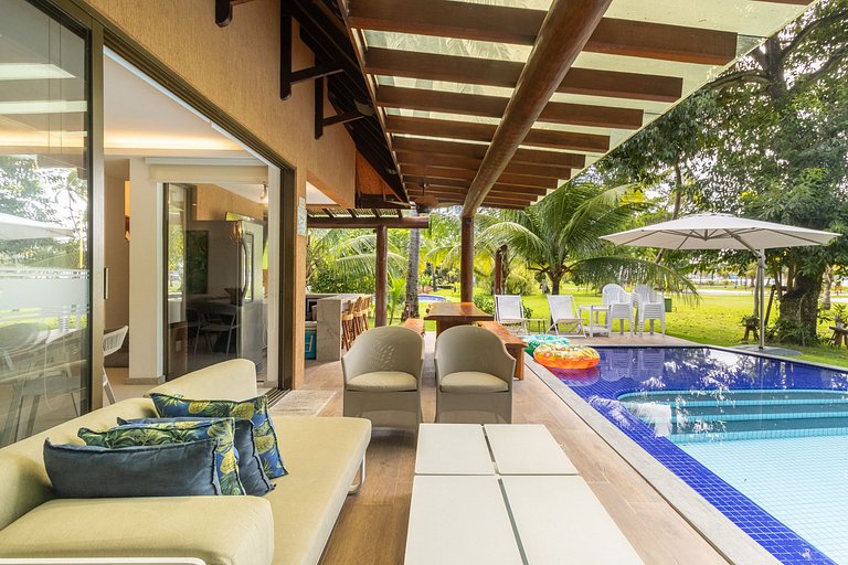 Exclusive Oceanfront Bungalow with Included Service — Eco Re