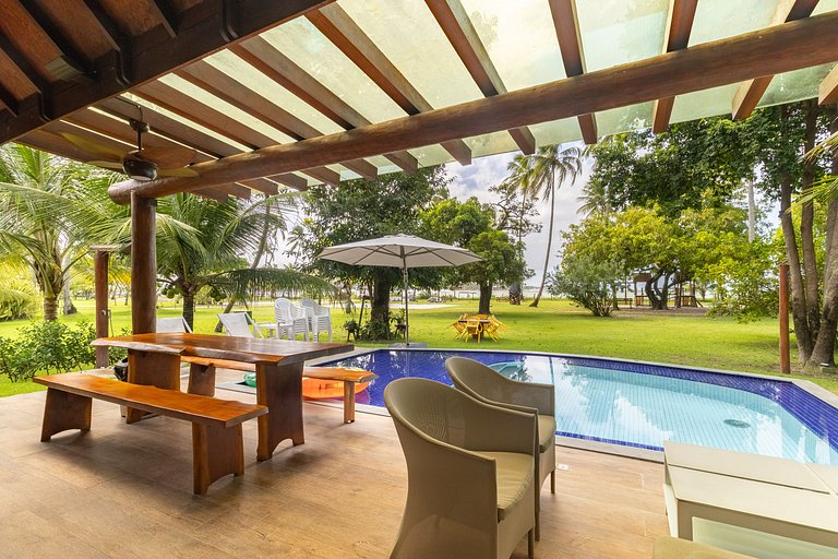 Exclusive Oceanfront Bungalow with Included Service — Eco Re