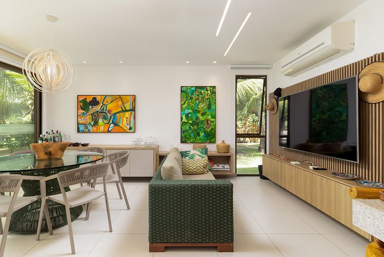 Exclusive Oceanfront Bungalow with Included Service — Eco Re