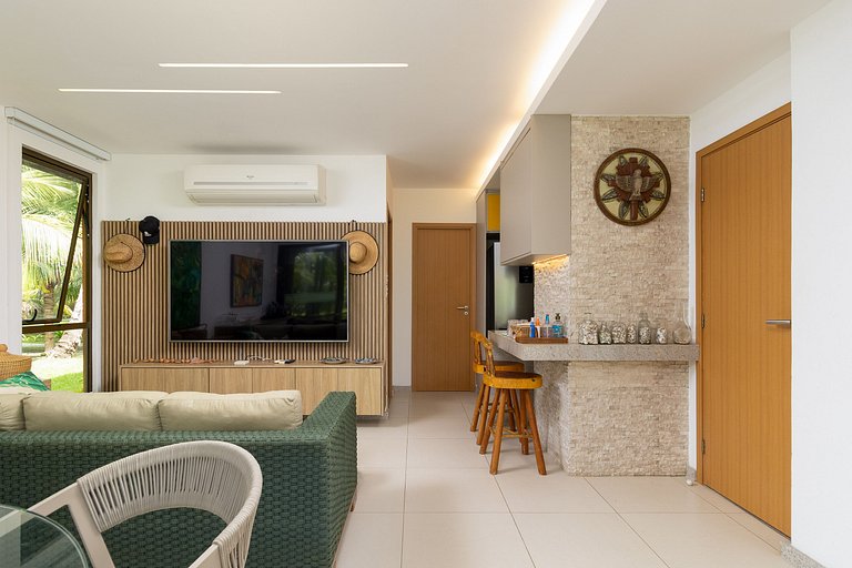 Exclusive Oceanfront Bungalow with Included Service — Eco Re