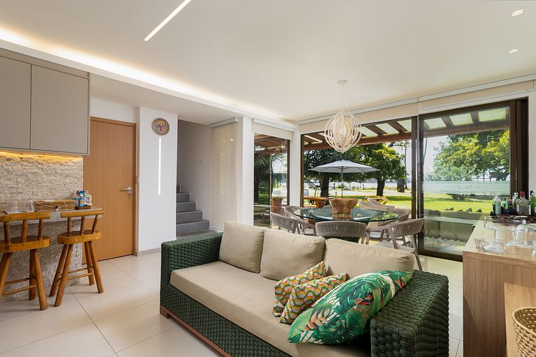 Exclusive Oceanfront Bungalow with Included Service — Eco Re