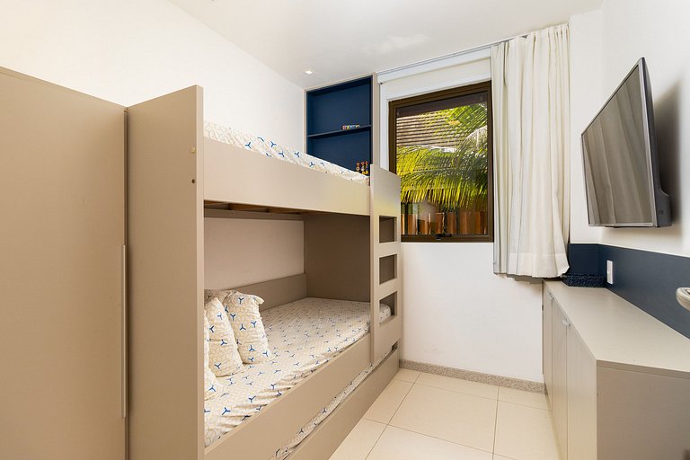 Exclusive Oceanfront Bungalow with Included Service — Eco Re