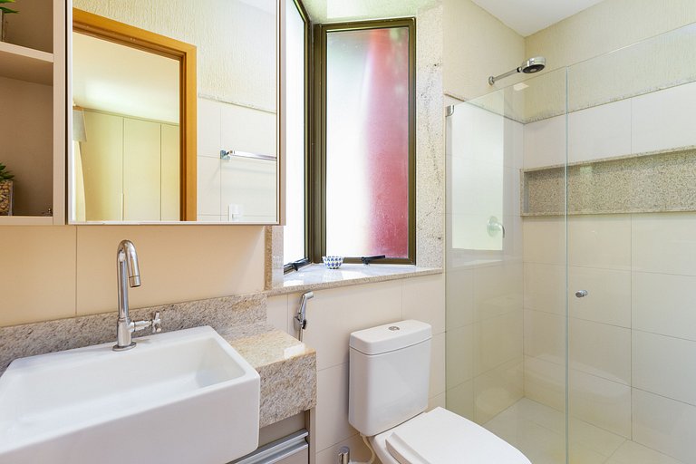 Exclusive Oceanfront Bungalow with Included Service — Eco Re
