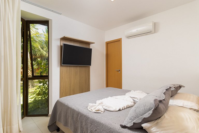 Exclusive Oceanfront Bungalow with Included Service — Eco Re