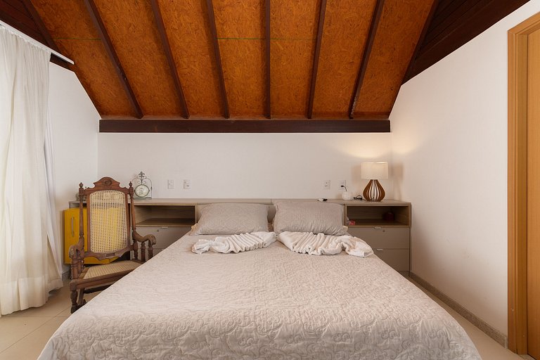 Exclusive Oceanfront Bungalow with Included Service — Eco Re
