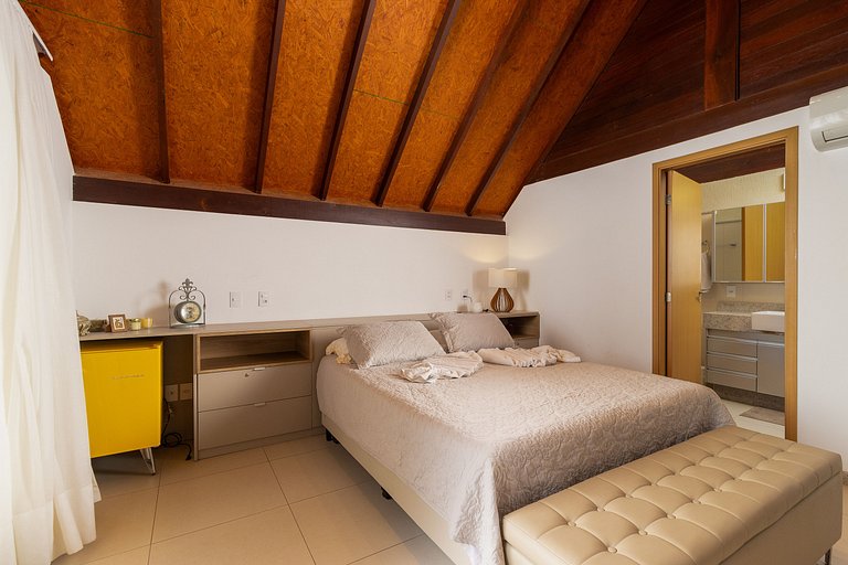 Exclusive Oceanfront Bungalow with Included Service — Eco Re