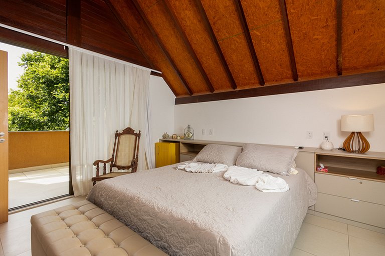 Exclusive Oceanfront Bungalow with Included Service — Eco Re