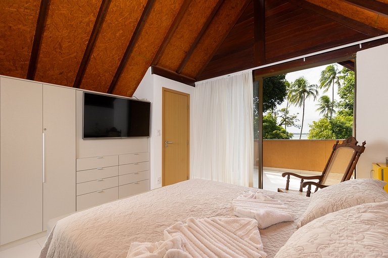 Exclusive Oceanfront Bungalow with Included Service — Eco Re
