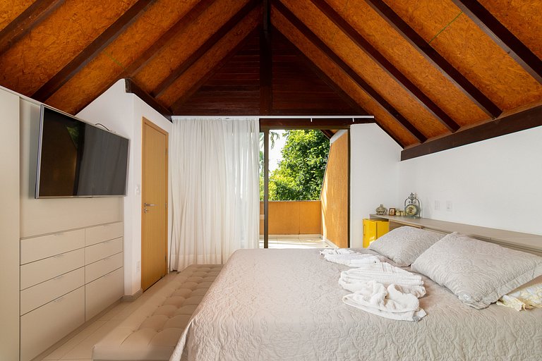 Exclusive Oceanfront Bungalow with Included Service — Eco Re