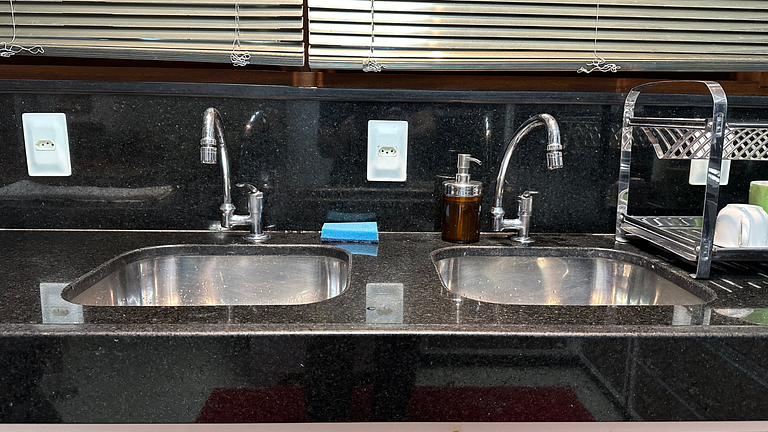 Spacious house for up to 19 people, 5 minutes from the beach