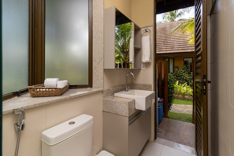 Exclusive Oceanfront Bungalow with Included Service — Eco Re