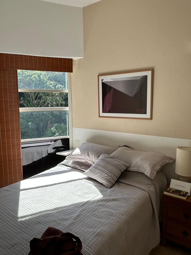 Apt com varanda em condomínio c/ piscina na Lagoa