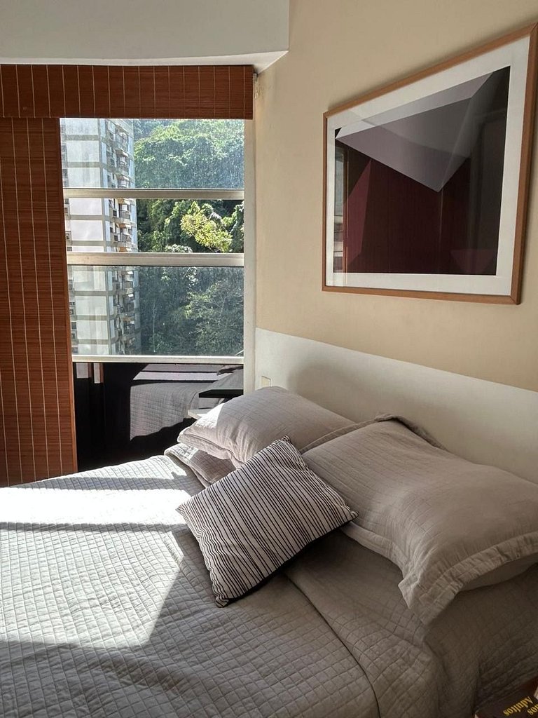 Apt com varanda em condomínio c/ piscina na Lagoa