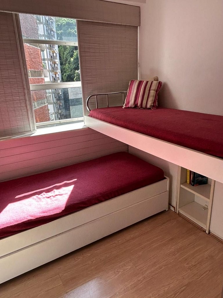 Apt com varanda em condomínio c/ piscina na Lagoa