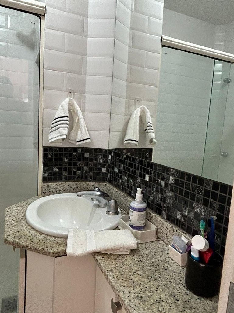 Apt com varanda em condomínio c/ piscina na Lagoa