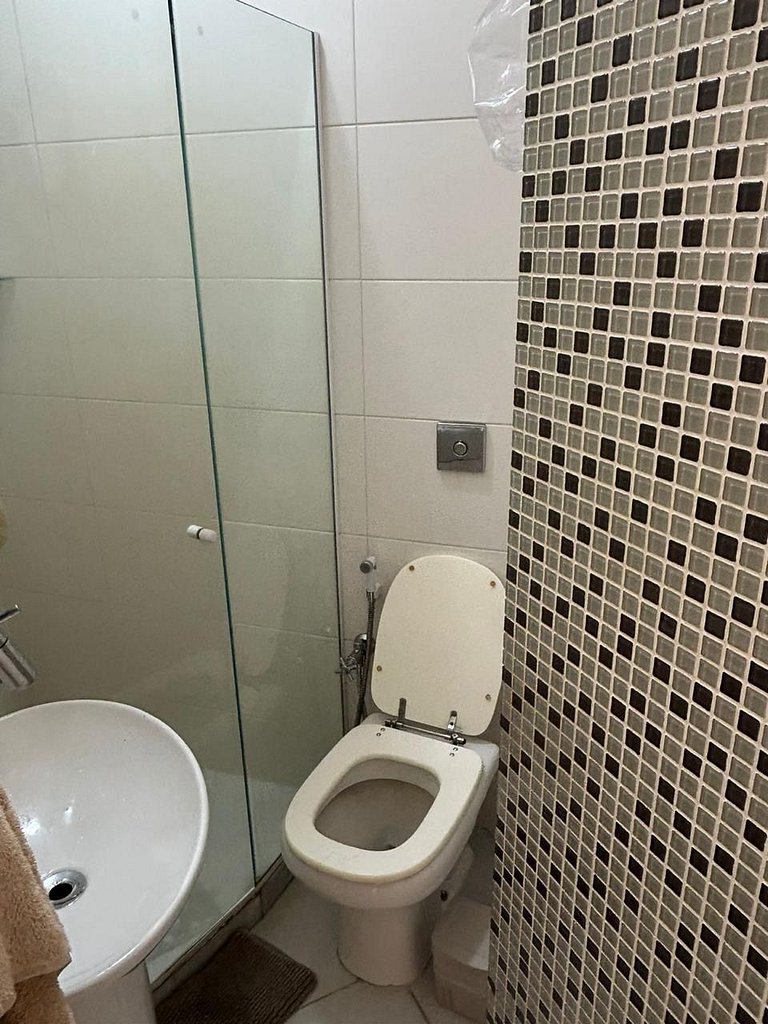 Apt com varanda em condomínio c/ piscina na Lagoa