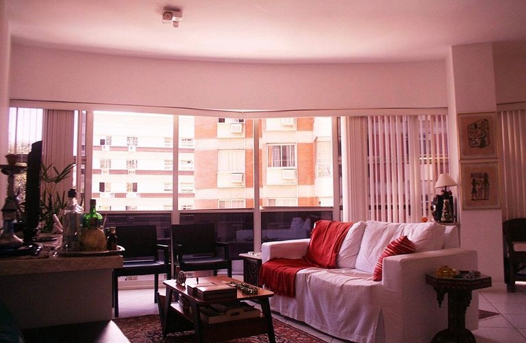 Apt com varanda em condomínio c/ piscina na Lagoa