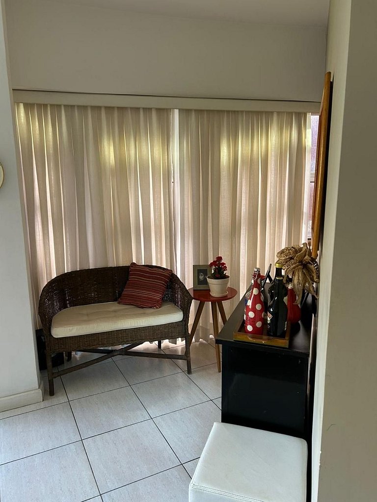 Apt com varanda em condomínio c/ piscina na Lagoa