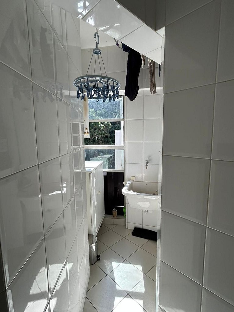 Apt com varanda em condomínio c/ piscina na Lagoa