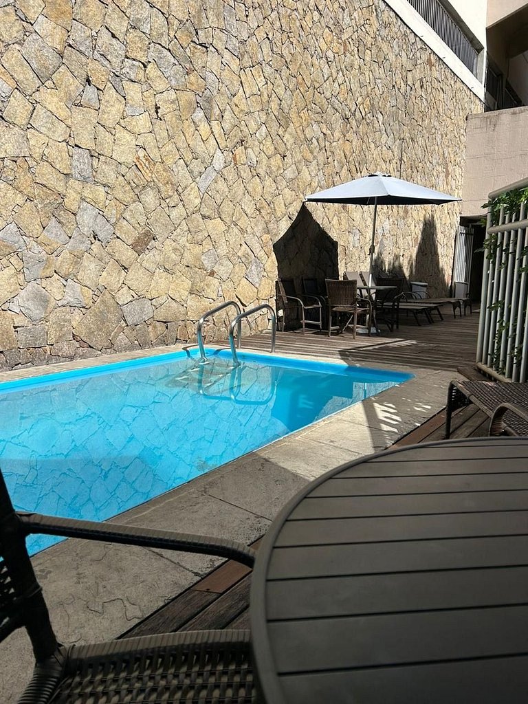 Apt com varanda em condomínio c/ piscina na Lagoa
