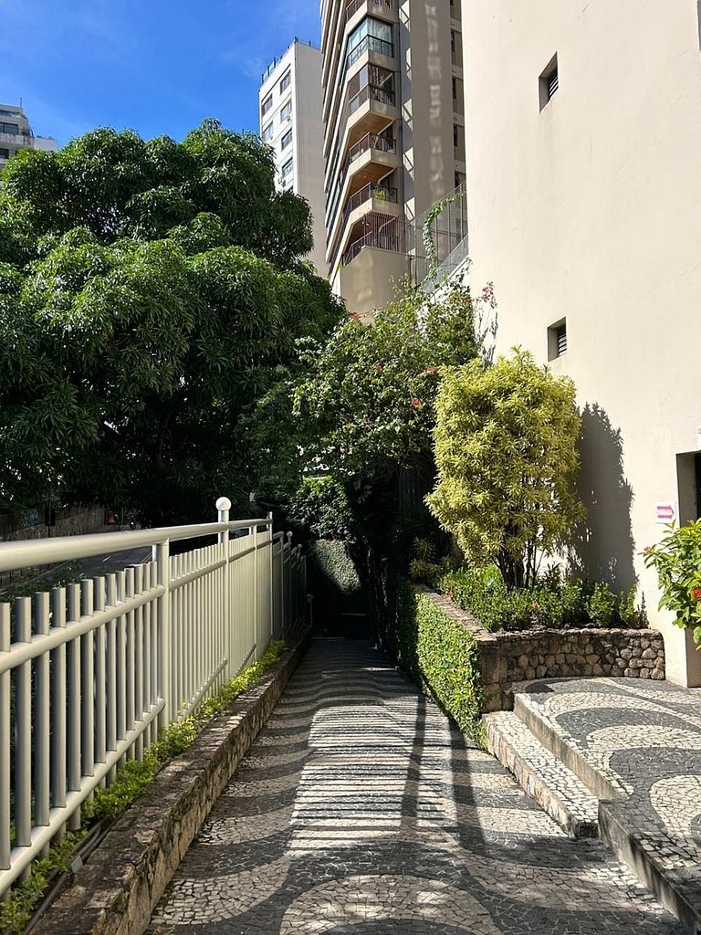 Apt com varanda em condomínio c/ piscina na Lagoa