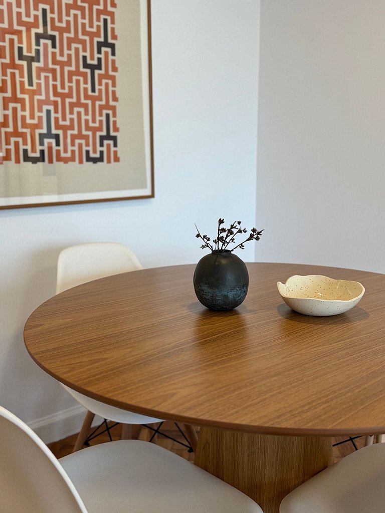 Spacious 2-bedroom apartment just steps from Ipanema Beach