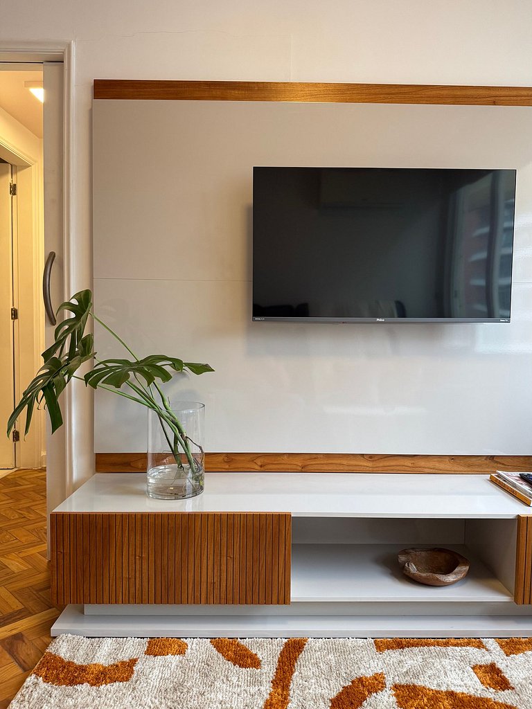 Spacious 2-bedroom apartment just steps from Ipanema Beach