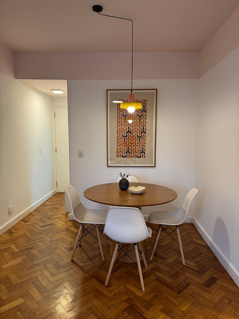 Spacious 2-bedroom apartment just steps from Ipanema Beach