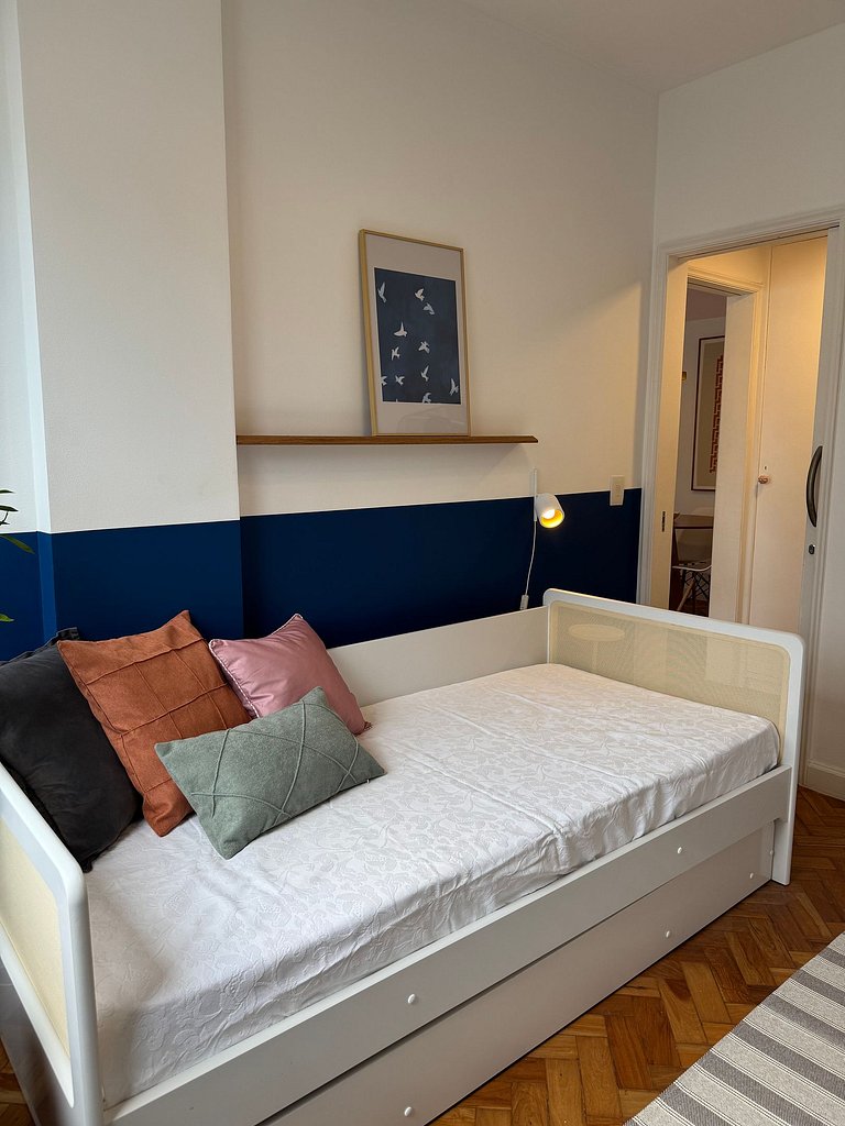 Spacious 2-bedroom apartment just steps from Ipanema Beach