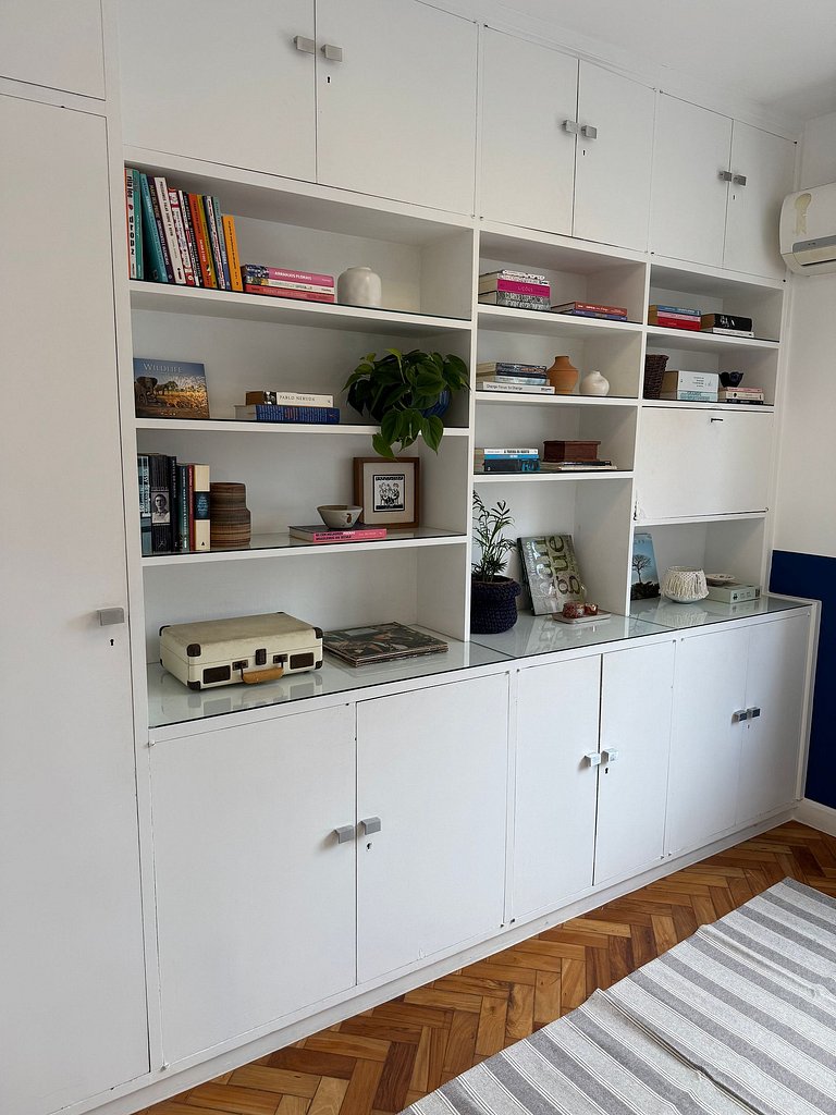 Spacious 2-bedroom apartment just steps from Ipanema Beach