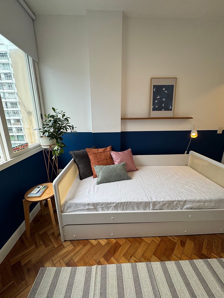 Spacious 2-bedroom apartment just steps from Ipanema Beach