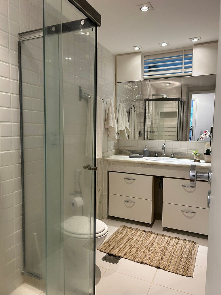 Spacious 2-bedroom apartment just steps from Ipanema Beach