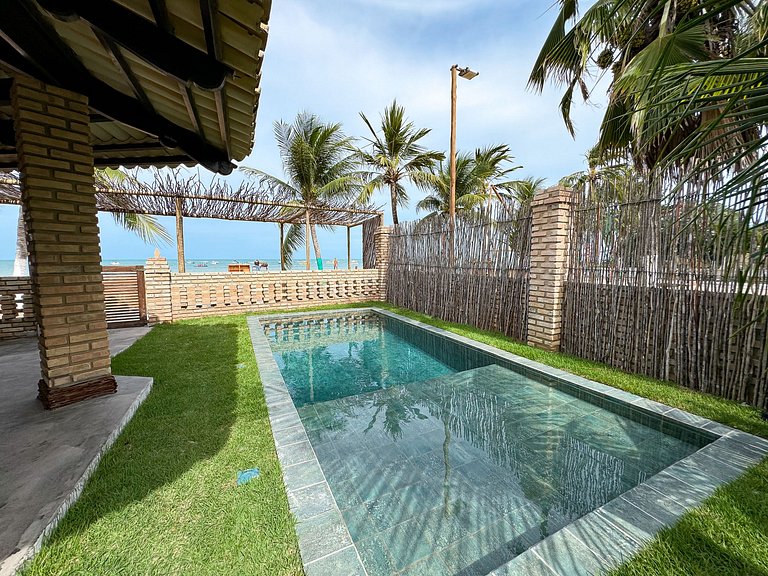 Beachfront House with Pool and Barbecue in Japaratinga