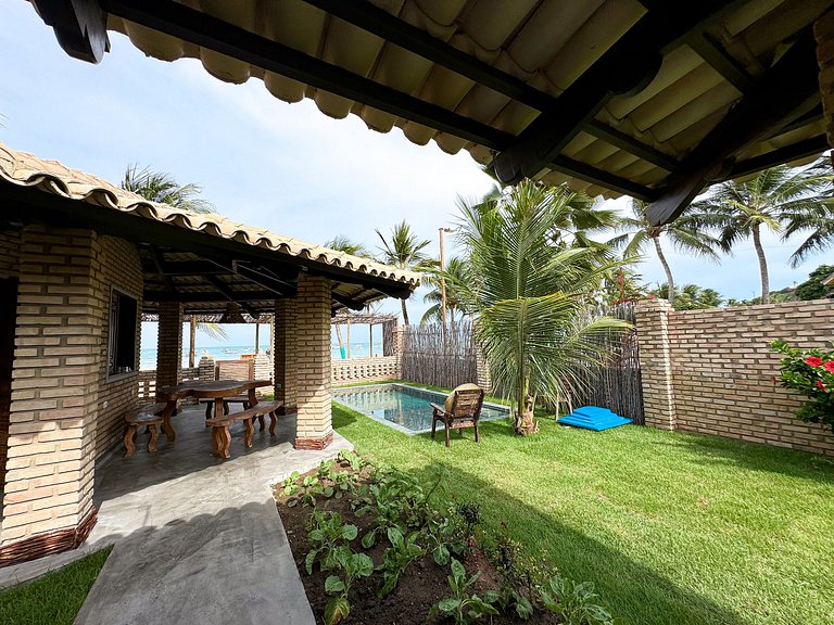 Beachfront House with Pool and Barbecue in Japaratinga