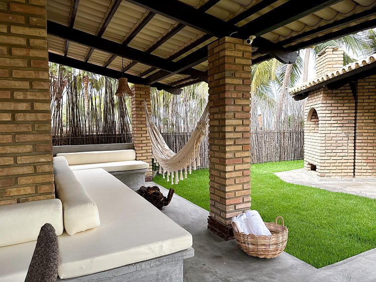 Beachfront House with Pool and Barbecue in Japaratinga