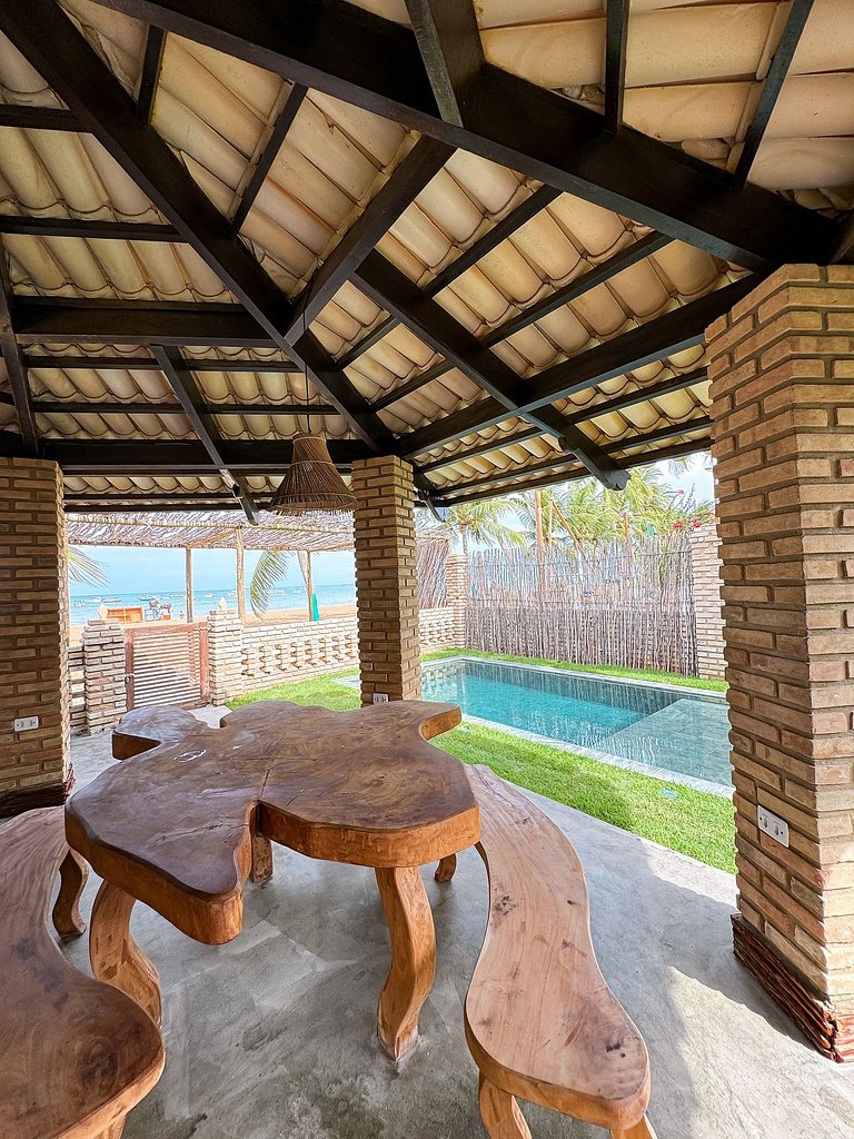 Beachfront House with Pool and Barbecue in Japaratinga