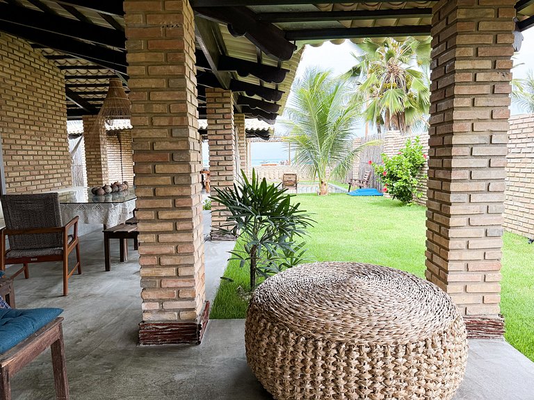 Beachfront House with Pool and Barbecue in Japaratinga