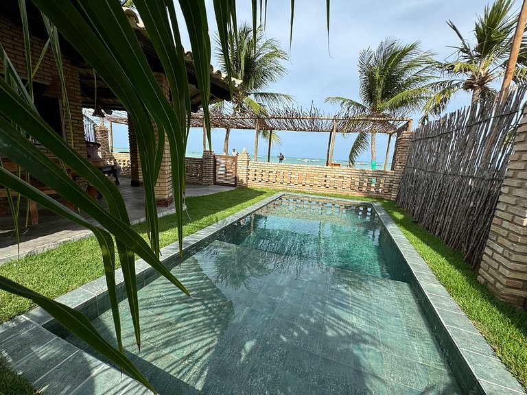 Beachfront House with Pool and Barbecue in Japaratinga