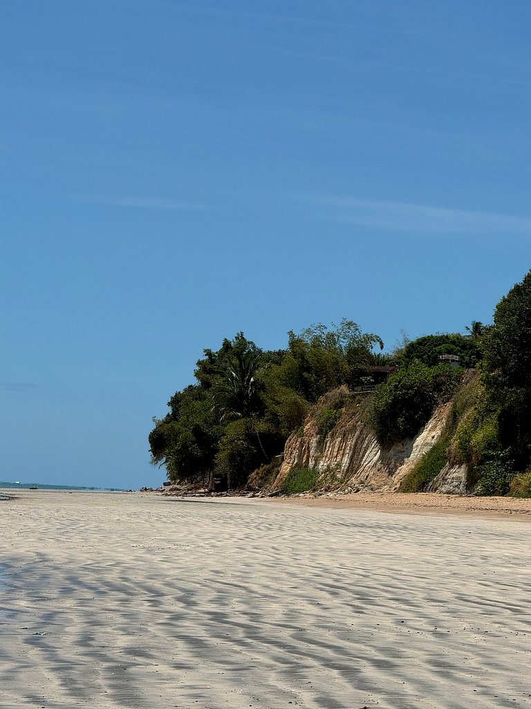 Beachfront House with Pool and Barbecue in Japaratinga