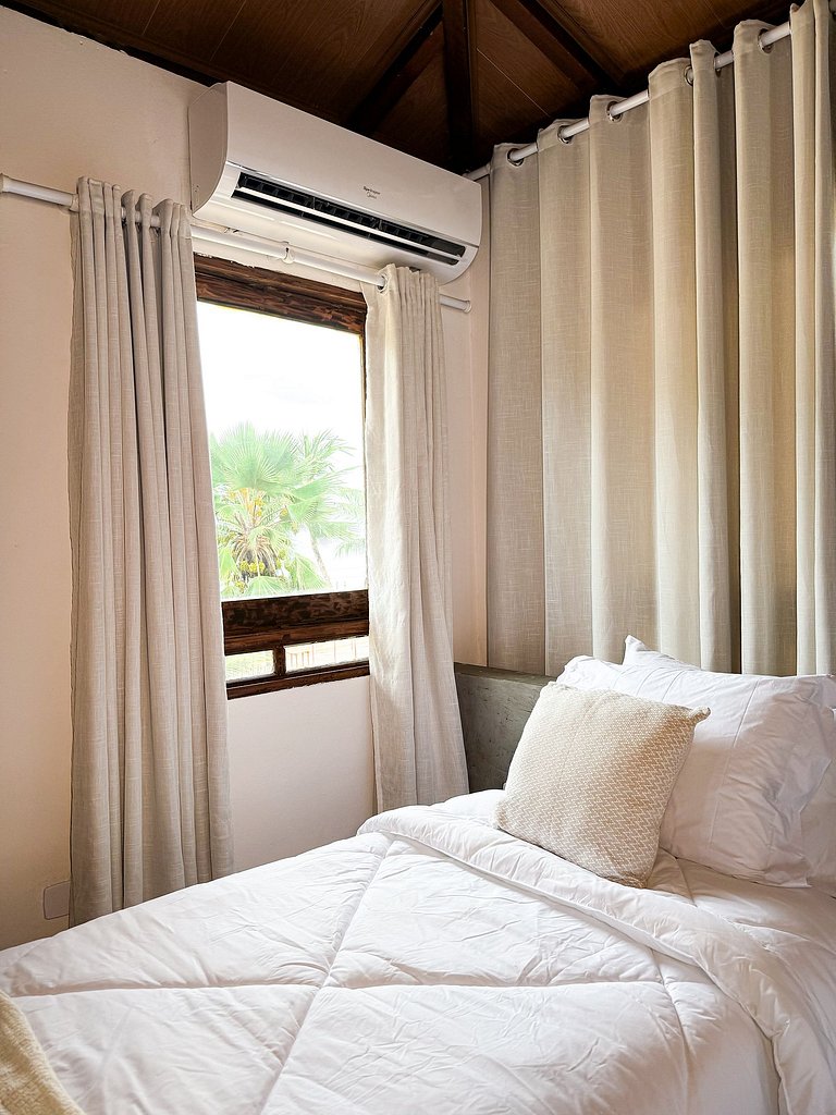 Beachfront House with Pool and Barbecue in Japaratinga