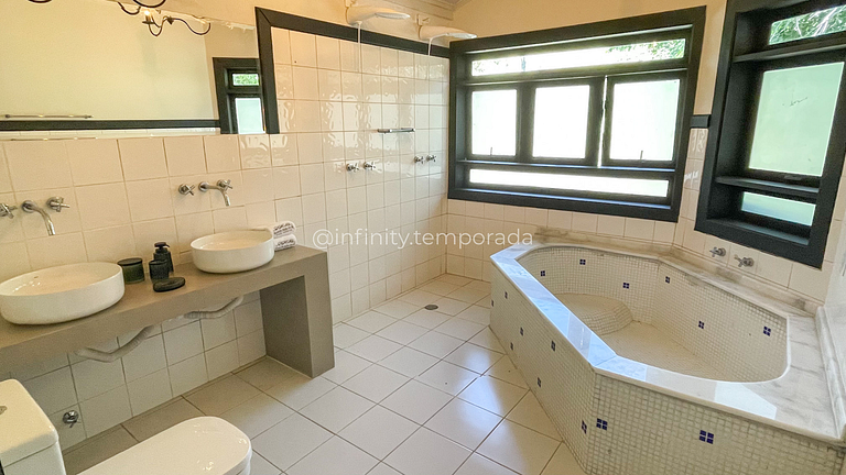 Igaratá Retreat Surrounded by Nature with Pool