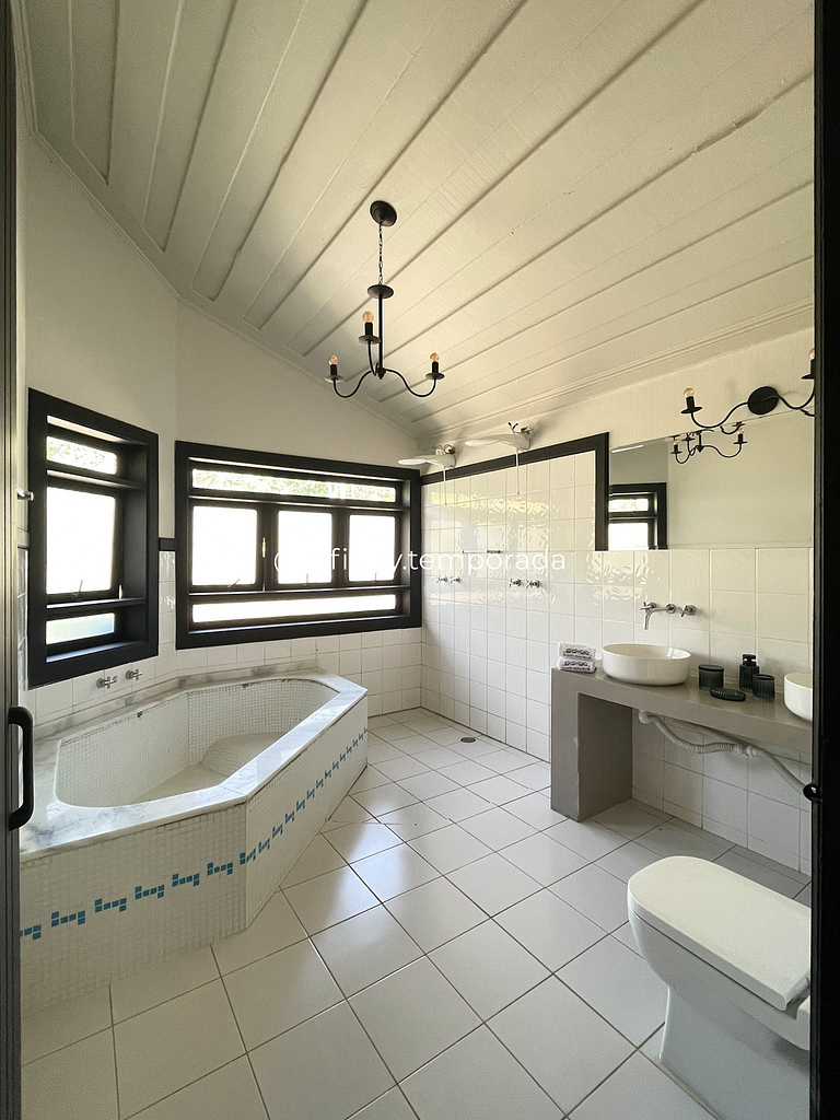 Igaratá Retreat Surrounded by Nature with Pool