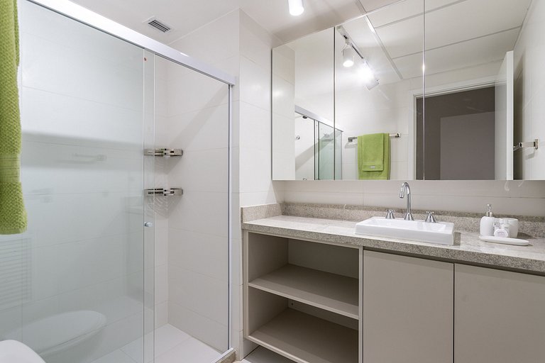 Apê com piscina e academia: Metrô 350m