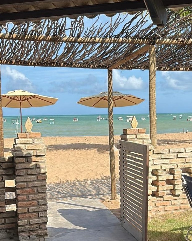 Beachfront House with Pool and Barbecue in Japaratinga