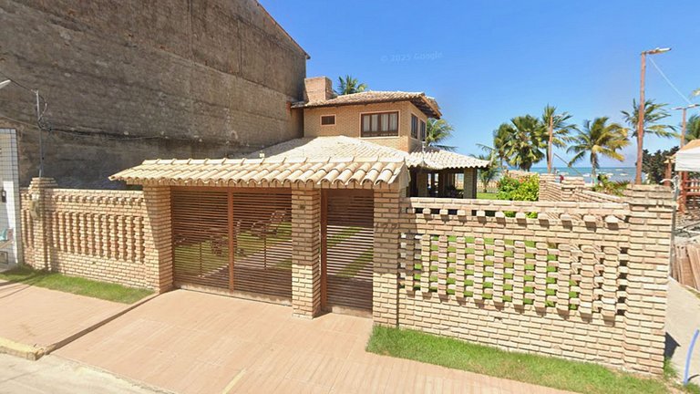 Beachfront House with Pool and Barbecue in Japaratinga